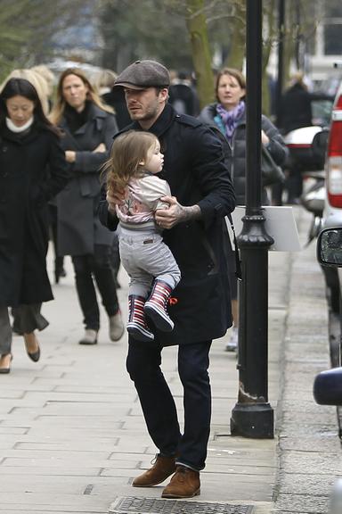 David Beckham passeia com sua pequena Harper por Londres