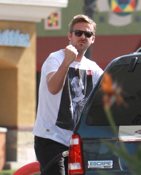 Ryan Gosling usa camiseta de Macaulay Culkin durante passeio em Los Angeles