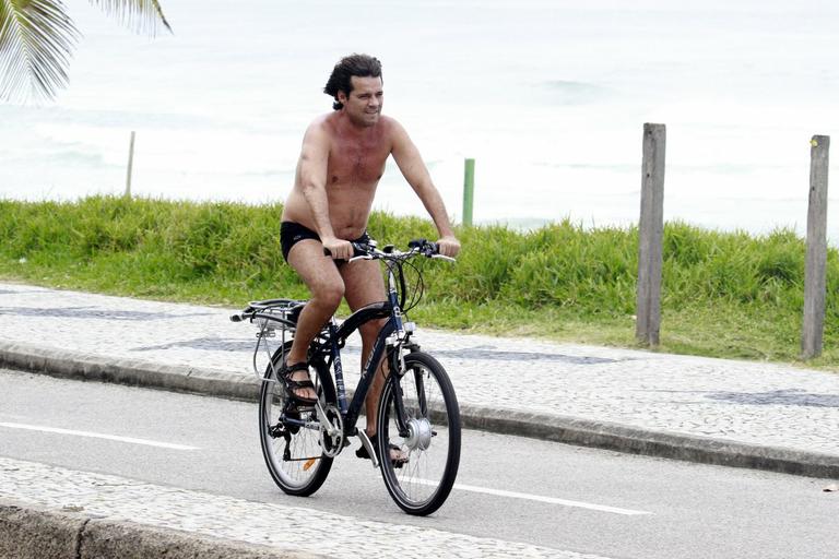 Felipe Camargo começa a semana com exercícios