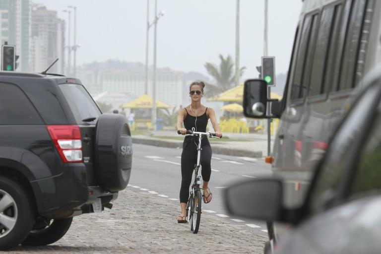 Fernanda de Freitas pedala na orla da Barra da Tijuca para manter a forma