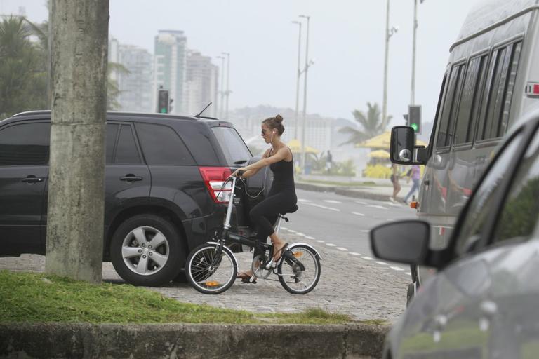 Fernanda de Freitas pedala na orla da Barra da Tijuca para manter a forma