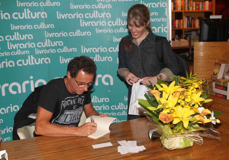 Tony Bellotto lança livro em São Paulo
