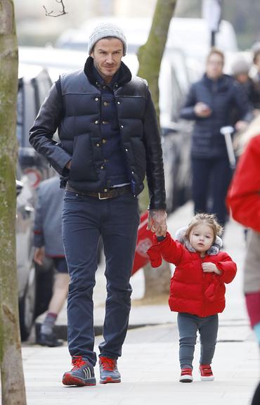 David Beckham passeia com Harper em Londres