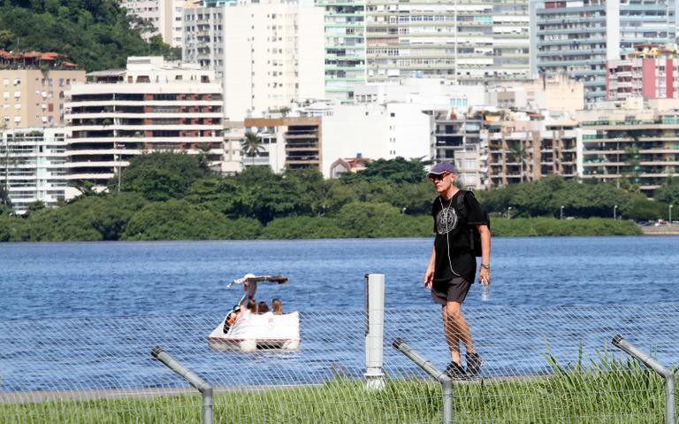 Ney Latorraca se exercita ao redor da Lagoa Rodrigo de Freitas, no Rio de Janeiro