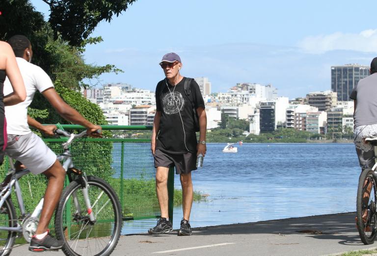 Ney Latorraca se exercita ao redor da Lagoa Rodrigo de Freitas, no Rio de Janeiro