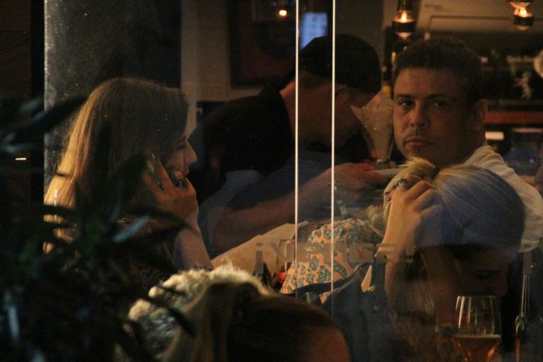 Ronaldo e Paula Morais namoram na noite do Rio de Janeiro