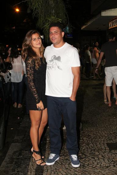 Ronaldo e Paula Morais namoram na noite do Rio de Janeiro