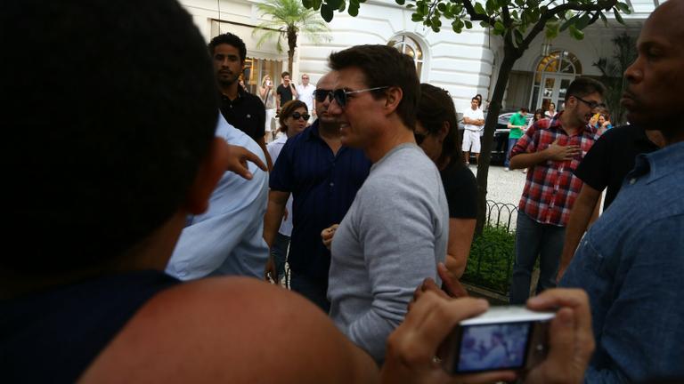 Tom Cruise é assediado em hotel no Rio