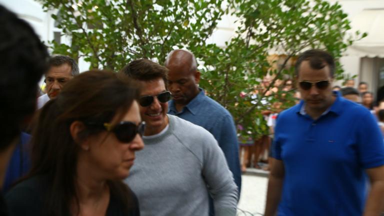 Tom Cruise é assediado em hotel no Rio