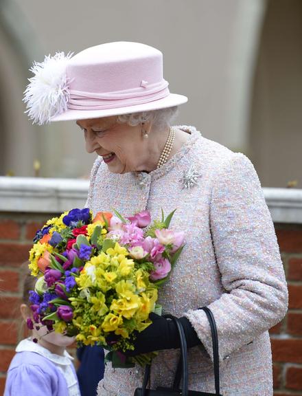 Rainha Elizabeth ganha flores de crianças em domingo de Páscoa