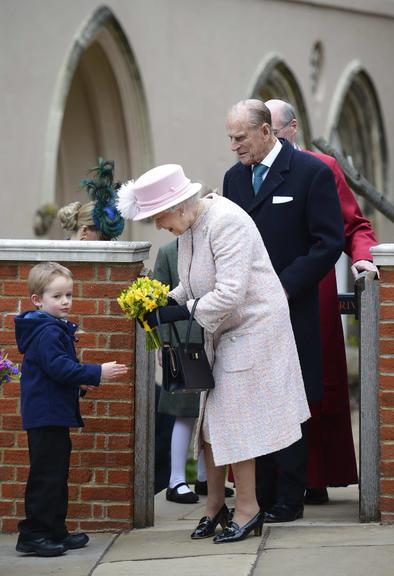 Rainha Elizabeth ganha flores de crianças em domingo de Páscoa
