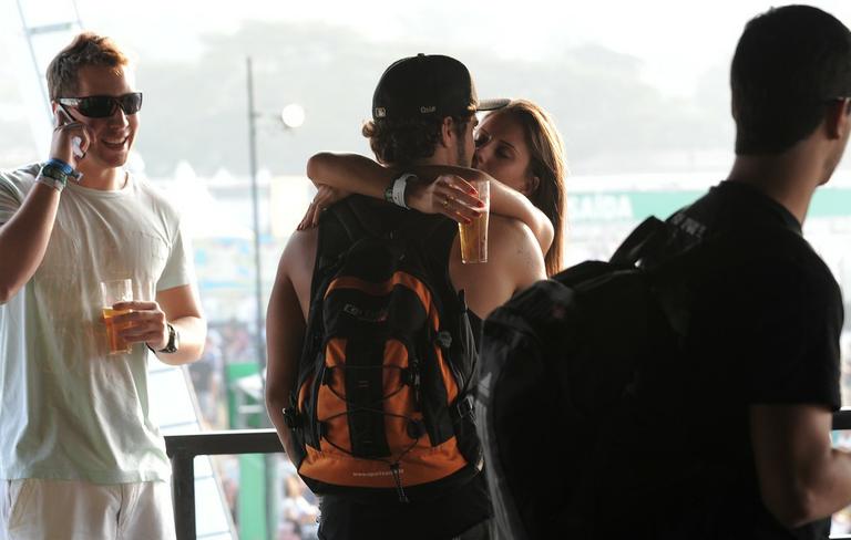 Caio Castro beija morena em festival