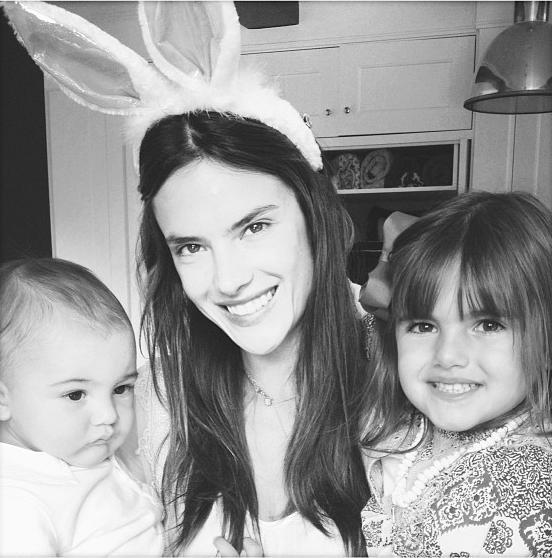 Alessandra Ambrosio comemora a Páscoa ao lado dos filhos