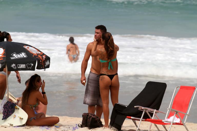Ronaldo e a namorada, Paula Morais, na praia do Leblon
