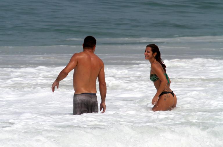 Ronaldo e a namorada, Paula Morais, na praia do Leblon