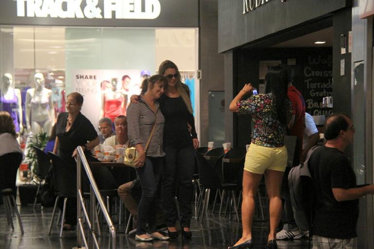 Fernanda Keulla em shopping no Rio de Janeiro