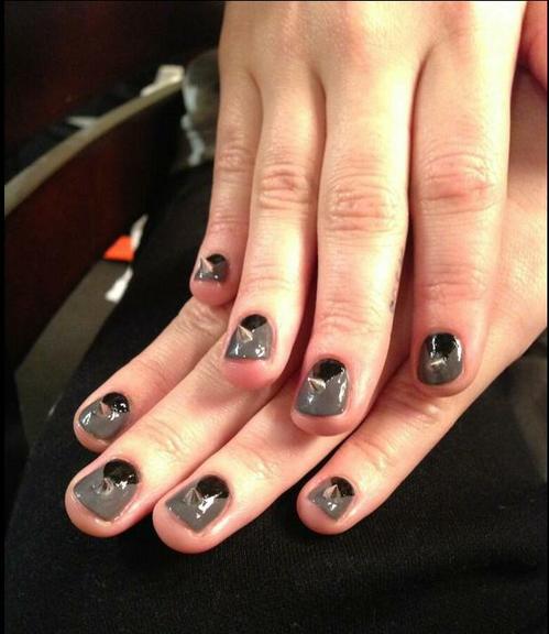 Detalhe para as unhas com spikes de Demi Lovato