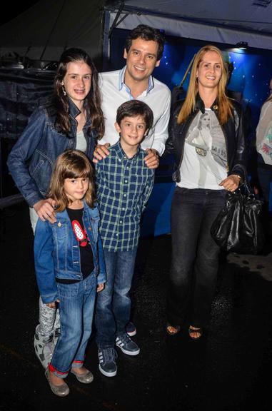 Celso Portiolli com a mulher, Suzana, e os filhos Laura, Pedro Henrique e Luana