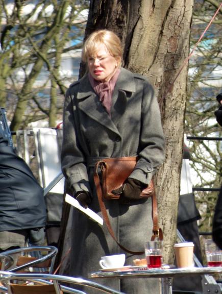 Nicole Kidman sofre com o frio em filmagem na Inglaterra