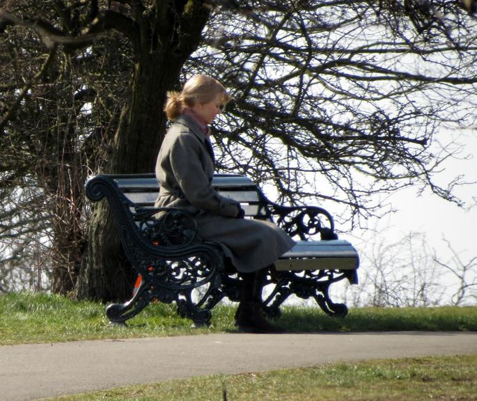 Nicole Kidman sofre com o frio em filmagem na Inglaterra
