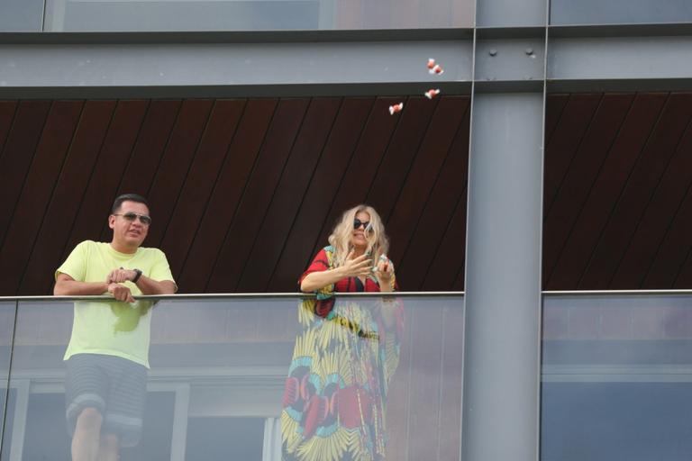 Fergie oferece flores e joga uvas e bombons aos fãs 