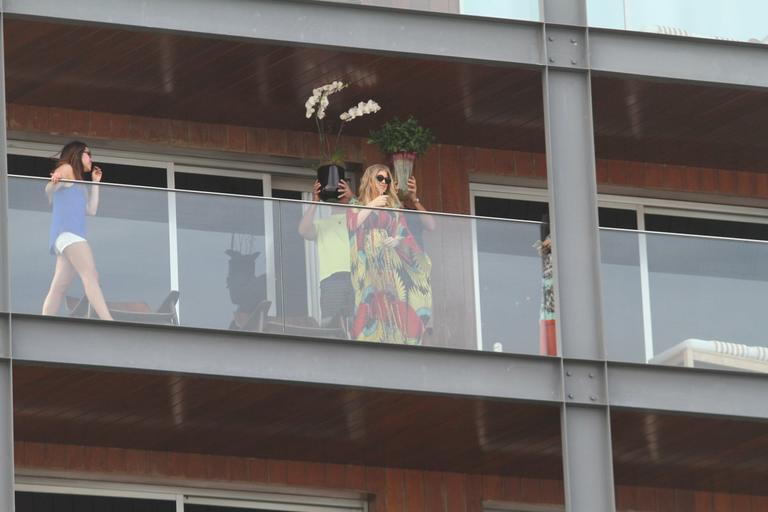 Fergie oferece flores e joga uvas e bombons aos fãs 