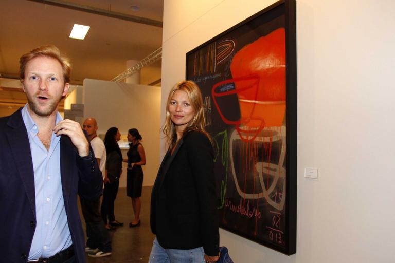 Kate Moss visita feira de arte em São Paulo