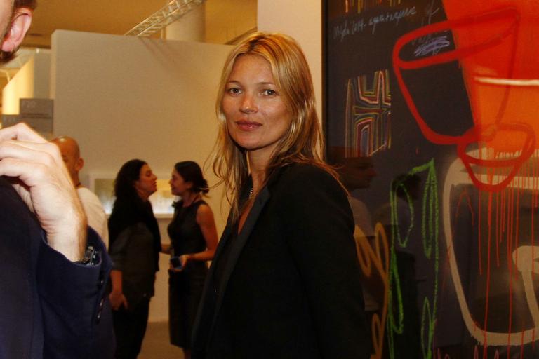 Kate Moss visita feira de arte em São Paulo