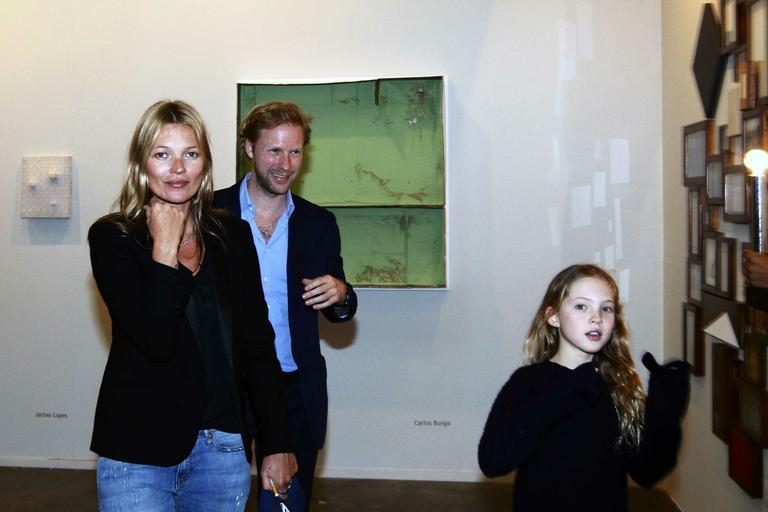 Kate Moss visita feira de arte em São Paulo com a filha, Lila Grace
