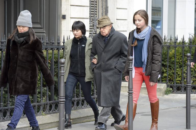 Woody Allen passeia com a família por Paris, na França