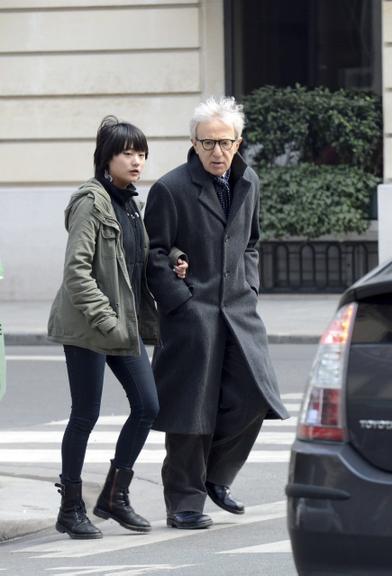 Woody Allen passeia com a família por Paris, na França