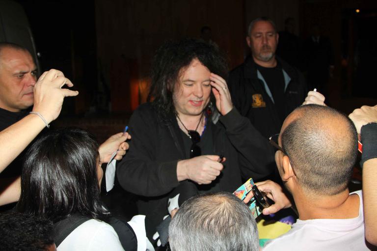 Com simpatia, The Cure atende fãs momentos antes de deixar o Brasil