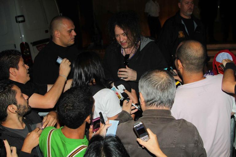 Com simpatia, The Cure atende fãs momentos antes de deixar o Brasil