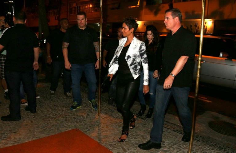 Grávida, Halle Berry janta em restaurante do Rio de Janeiro