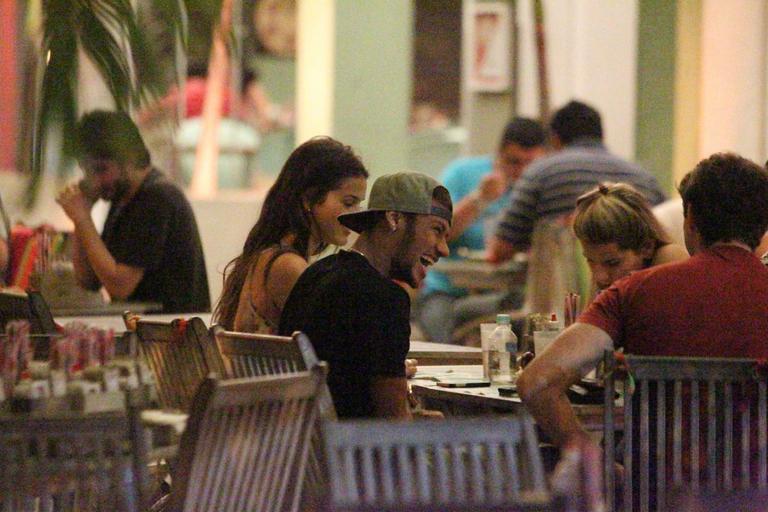 Neymar e Bruna Marquezine jantam com amigos no Rio