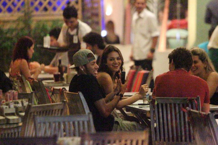 Neymar e Bruna Marquezine jantam com amigos no Rio