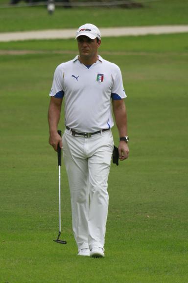 Rodrigo Lombardi pratica golfe no Rio