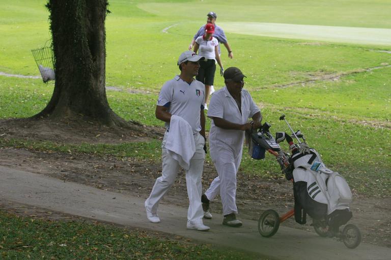 Rodrigo Lombardi pratica golfe no Rio