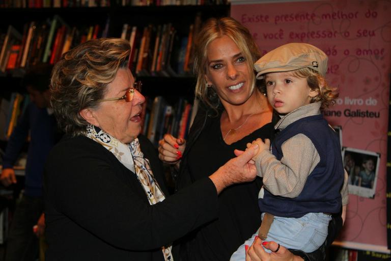 Adriane Galisteu com a mãe, Dona Emma, e o filho, Vittorio