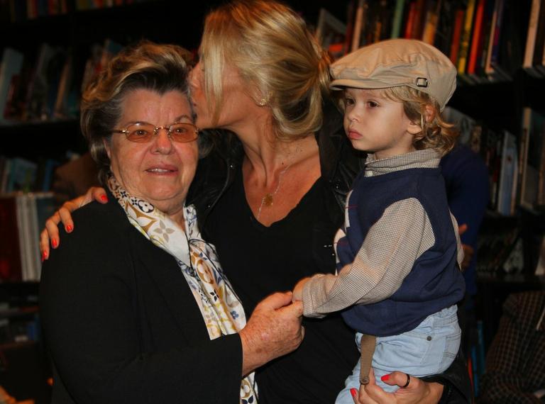Adriane Galisteu com a mãe, Dona Emma, e o filho, Vittorio