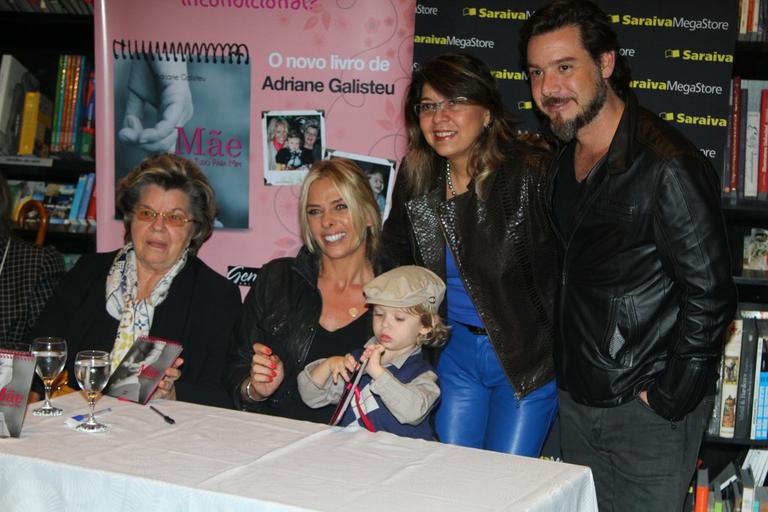 Adriane Galisteu com a mãe, Dona Emma, o marido, Alexandre Iódice, o filho, Vittorio, e Roberta Miranda