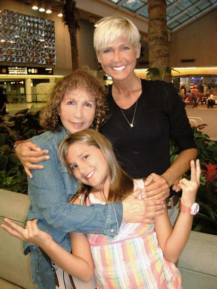 Xuxa visita a mãe, Alda, em Orlando, Estados Unidos, para festejar o Dia das Mães de 2007 acompanhada de sua filha, Sasha