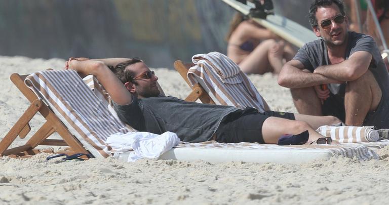 Porque ele vai à praia no Rio de Janeiro sem seguranças e toma sol de shorts sem a menor vergonha