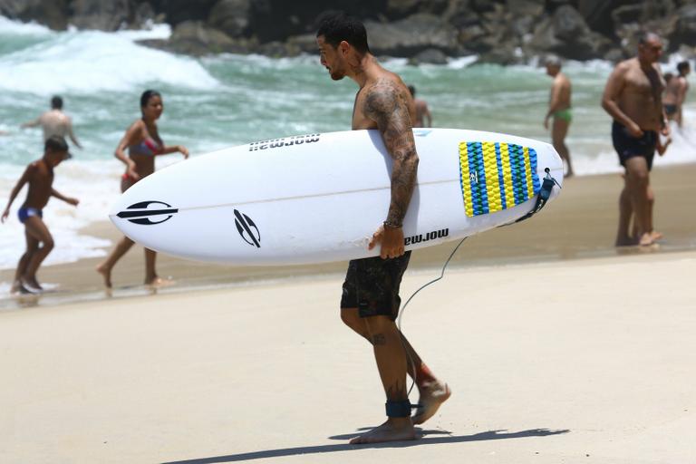 Caio Castro e Filipe Tito mostram corpão e surfam em praia do Rio de Janeiro