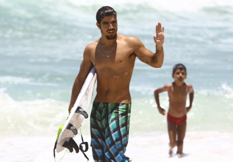 Caio Castro e Filipe Tito mostram corpão e surfam em praia do Rio de Janeiro