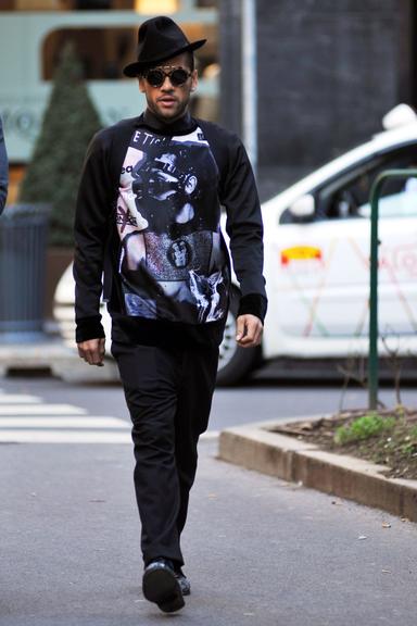 Fashionista, Daniel Alves passeia pelas ruas de Milão durante Semana de Moda