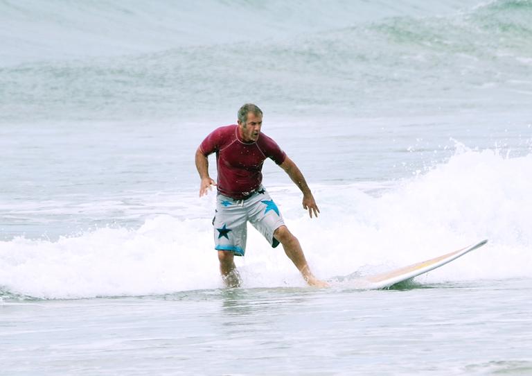 Mel Gibson faz aula de surf