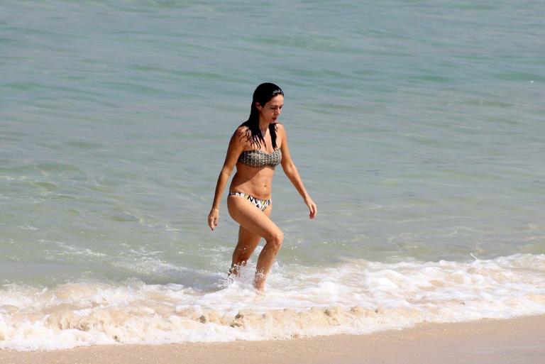 Claudia Ohana exibe boa forma com biquíni na praia