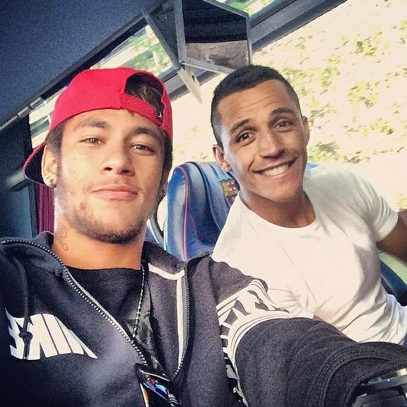 Neymar é o rei das selfies no Instagram: veja o jogador com amigos
