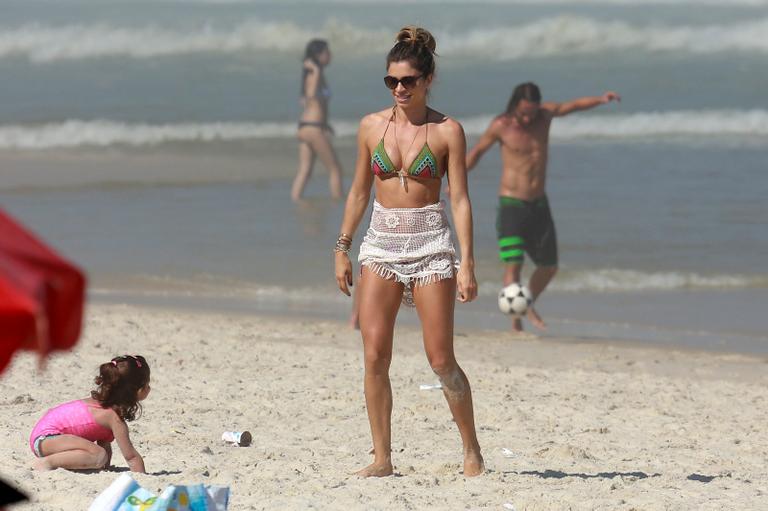 Grazi Massafera leva Sofia à praia na Barra da Tijuca, no Rio de Janeiro 